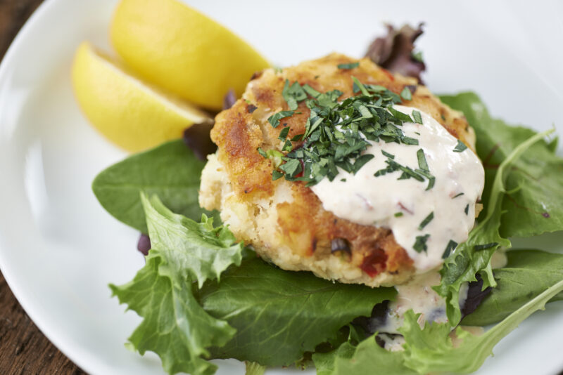 crab cakes with lemon
