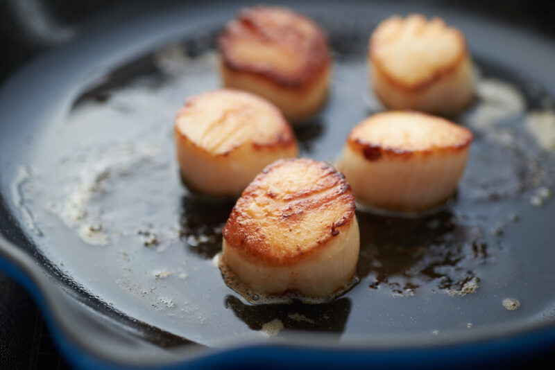 pan with five seared scallops
